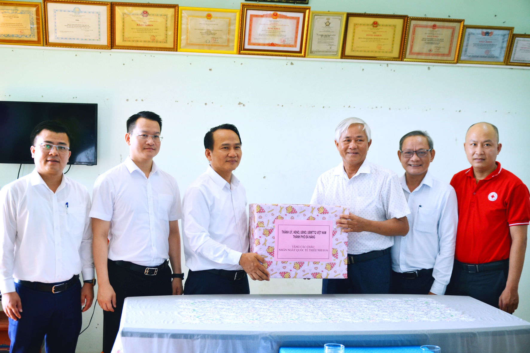 Lãnh đạo thành phố thăm, tặng quà cho trẻ em nhân ngày Quốc tế thiếu nhi 01/6