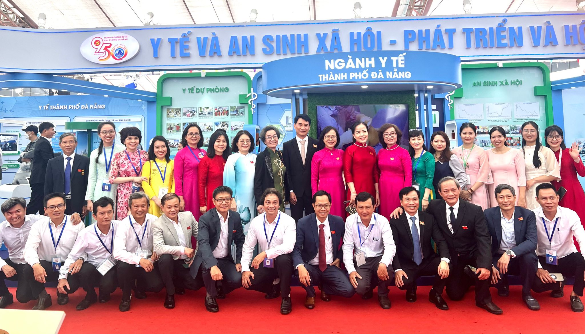Du khách tham quan, trải nghiệm thực tế tại gian hàng triển lãm ngành Y tế